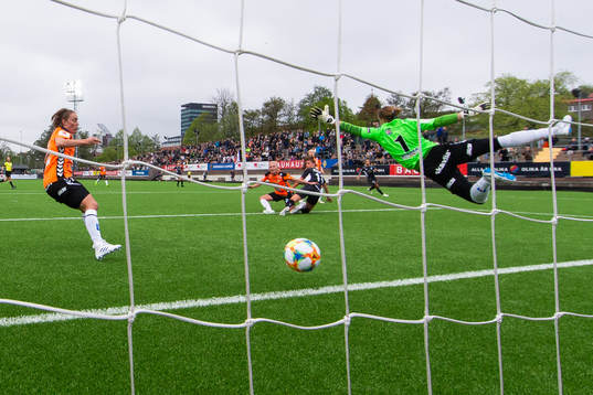 Göteborgs Pauline Hammarlund gör 1-0 bakom Kristianstads