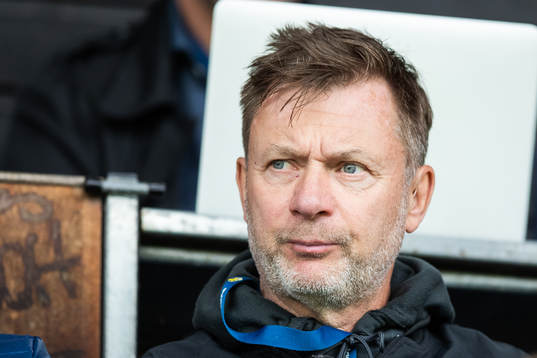 Sveriges förbundskapten Peter Gerhardsson på läktaren