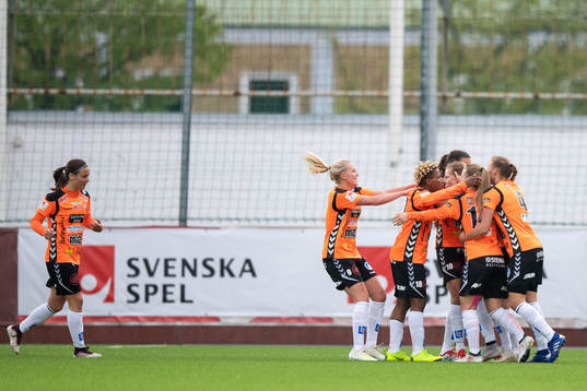 Kristianstads Amanda Edgren jublar med lagkamrater