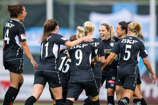 Göteborgs Elin Rubensson jublar med lagkamrater