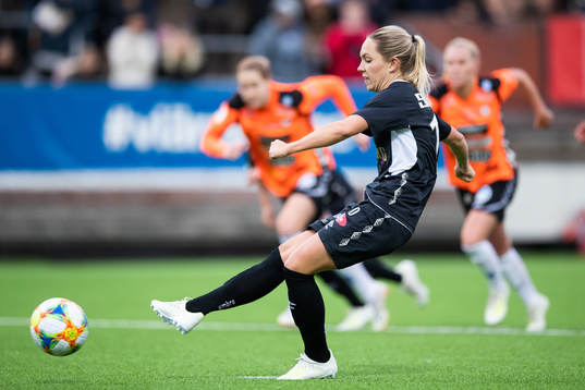 Göteborgs Elin Rubensson gör 2-1 på straff