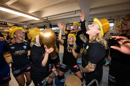 Göteborgs spelare jublar med pokalen i omklädningsrummet