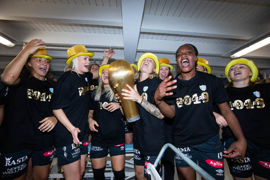 Göteborgs spelare jublar med pokalen i omklädningsrummet