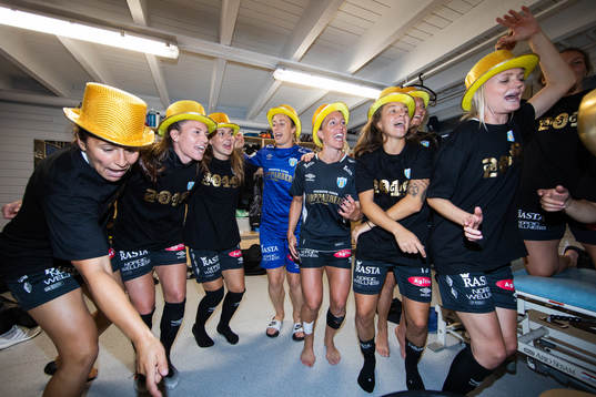 Göteborgs Taylor Leach, Pauline Hammarlund, målvakt Loes Geurts, Julia Roddar och Julia Zigiotti Olme jublar med lagkamrater i omklädningsrummet efter vinsten i finalen