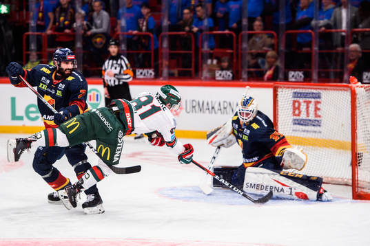 Frölundas Ryan Lasch gör 0-2 bakom Djurgårdens målvakt