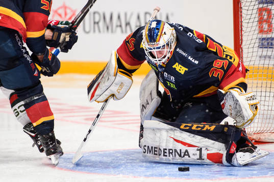 Djurgårdens målvakt Adam Reideborn räddar