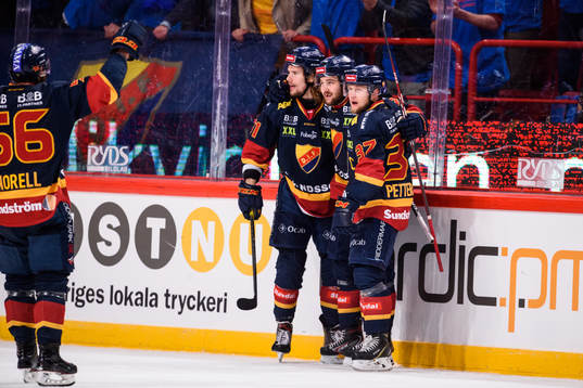 Djurgårdens Emil Bemström jublar med Axel Jonsson