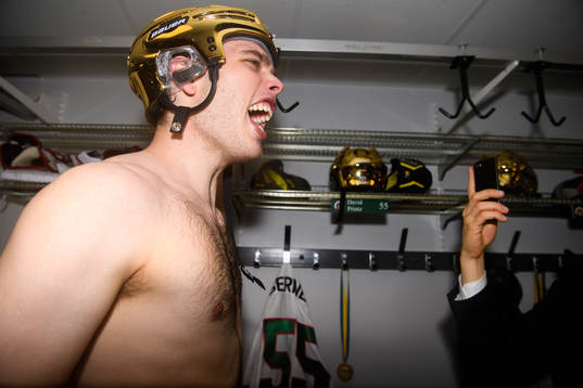 Frölundas målvakt Johan Gustafsson jublar i