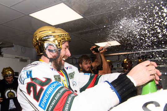Frölundas Joel Lundqvist jublar i omklädningsrummet