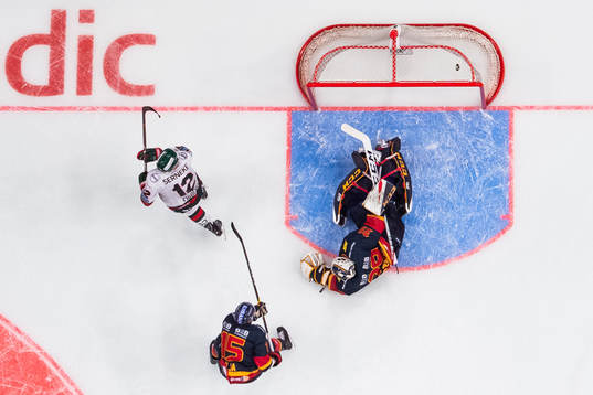 Frölundas Max Friberg gör 2-5 bakom Djurgårdens målvakt