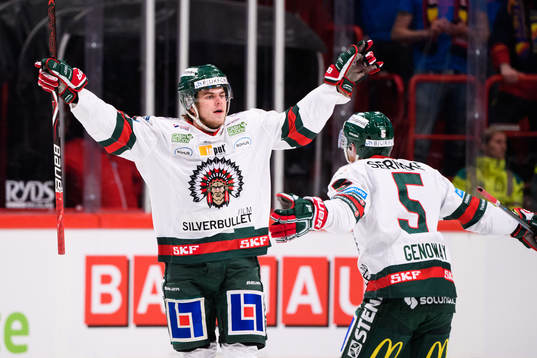 Frölundas Samuel Fagemo jublar med Chay Genoway