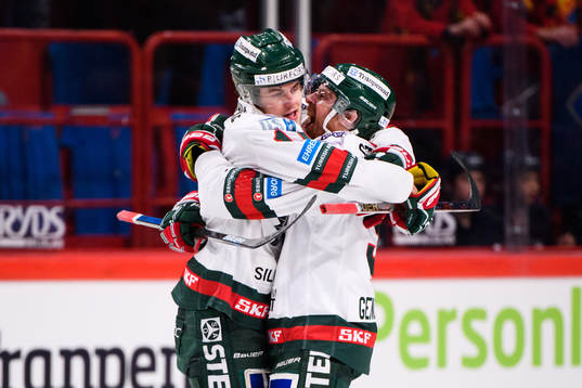 Frölundas Samuel Fagemo jublar med Chay Genoway