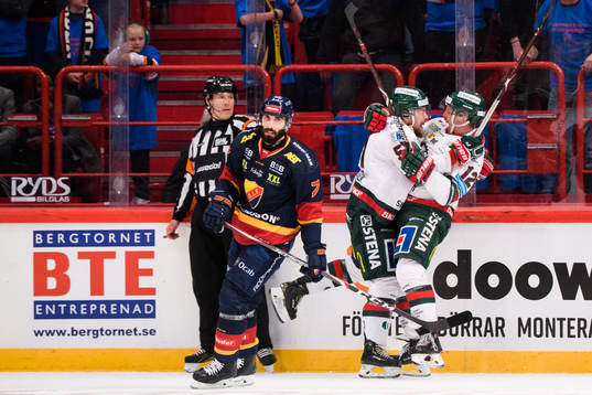 Frölundas Max Friberg och Mats Rosseli Olsen jublar