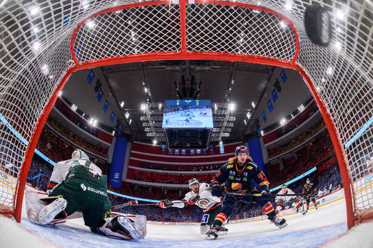 Djurgårdens Axel Jonsson Fjällby gör 1-2 målet bakom