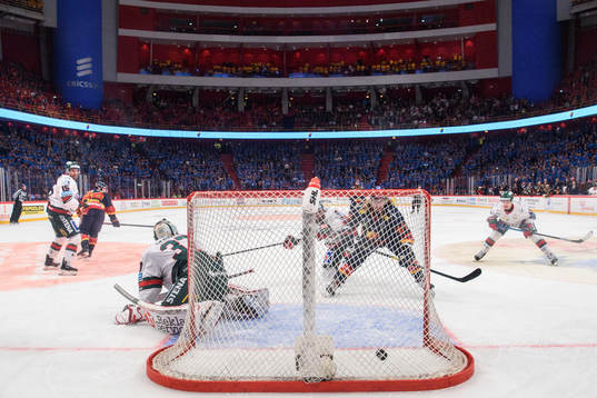 Djurgårdens Axel Jonsson Fjällby gör 1-2 målet bakom
