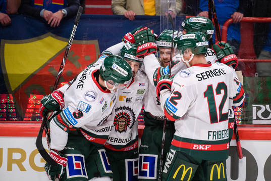 Frölundas spelare jublar med Mats Rosseli Olsen (m)