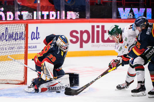 Djurgårdens målvakt Adam Reideborn räddar från