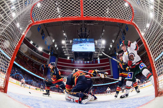 Oroligt framför Djurgårdens målvakt Adam Reideborn