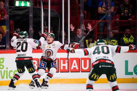Frölundas Max Friberg jublar med Joel Lundqvist