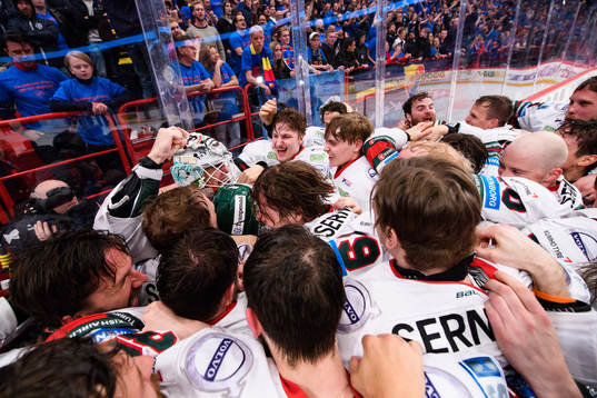 Frölundas spelare jublar