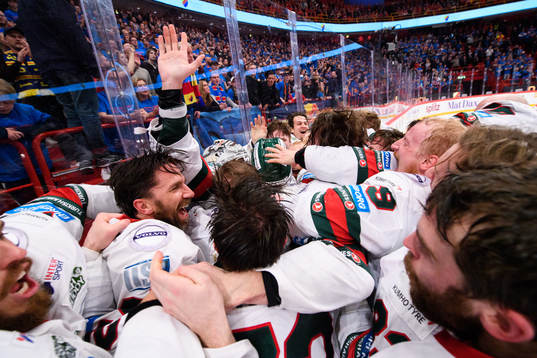 Frölundas spelare med Joel Lundqvist (m) jublar