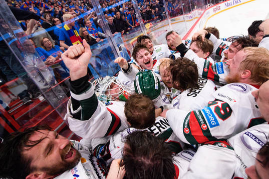 Frölundas Joel Lundqvist och målvakt Johan Gustafsson mfl