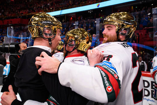 Frölundas spelare jublar