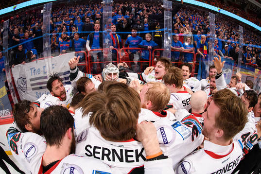 Frölundas spelare jublar