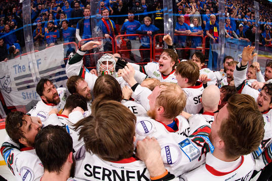 Frölundas spelare jublar med målvakt Johan Gustafsson (m)