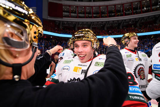 Frölundas målvakt Johan Gustafsson jublar