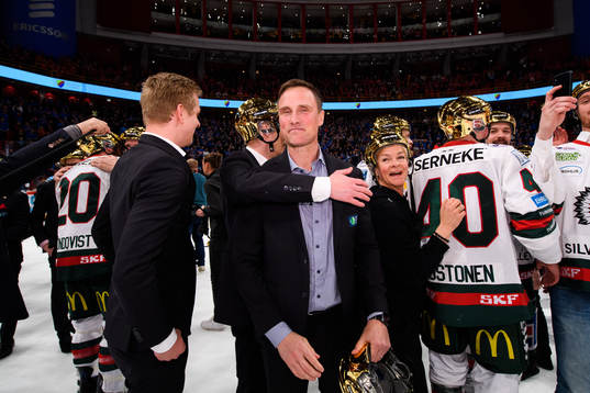 Frölundas tränare Roger Rönnberg jublar