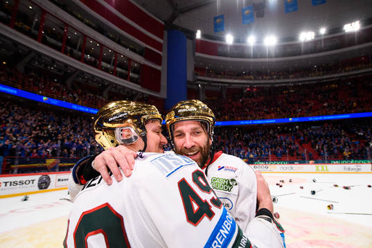 Frölundas Rhett Rakshani och Joel Lundqvist jublar
