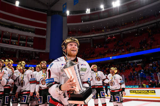 Frölundas Ryan Lasch jublar med pokalen Le Mat