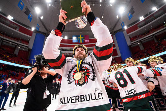 Frölundas Joel Lundqvist jublar med pokalen Le Mat