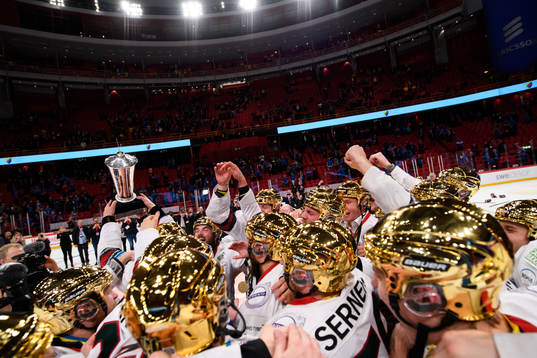 Frölundas spelare jublar med pokalen Le Mat