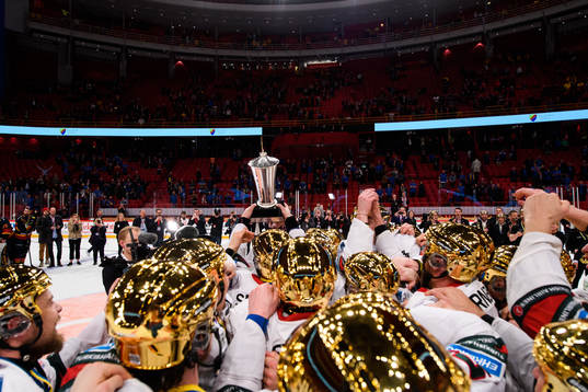 Frölundas spelare jublar med pokalen Le Mat