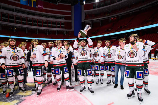 Frölundas Joel Lundqvist jublar med pokalen Le Mat