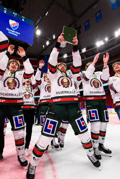 Frölundas Joel Lundqvist jublar med pokalen Le Mat