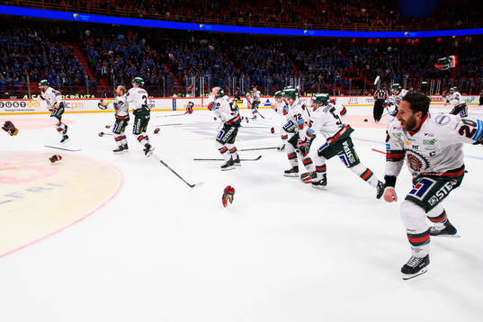 Frölundas spelare jublar