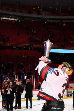 Frölundas målvakt Johan Gustafsson jublar med pokalen Le