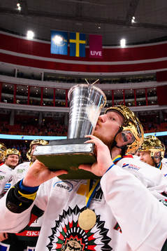 Frölundas Simon Hjalmarsson jublar med pokalen Le Mat