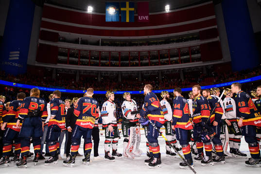 Frölundas och Djurgårdens spelare tackar varandra