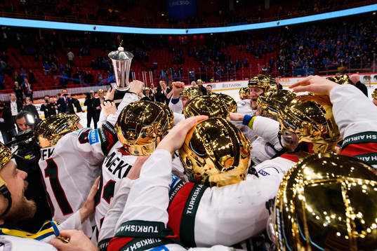 Frölundas spelare jublar med pokalen Le Mat