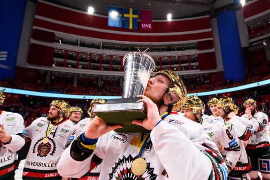 Frölundas Simon Hjalmarsson jublar med pokalen Le Mat