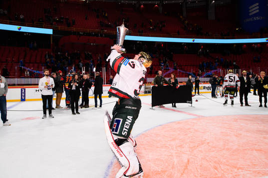 Frölundas målvakt Johan Gustafsson jublar med pokalen Le