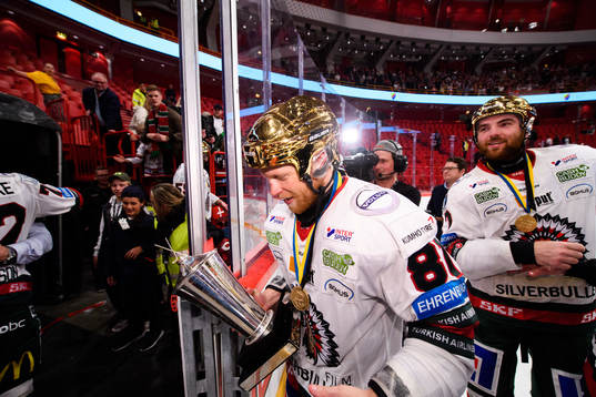 Frölundas Ryan Lasch jublar med pokalen Le Mat