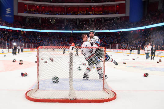 Frölundas Viktor Ekbom och Max Friberg jublar