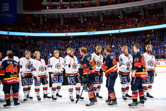 Frölundas och Djurgårdens spelare tackar varandra