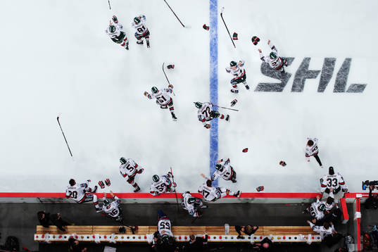 Frölundas spelare jublar på slutsignal