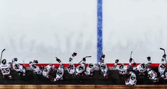 Frölundas spelare i båset jublar